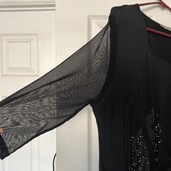 Woman’s dress top - Picture 2 of 4